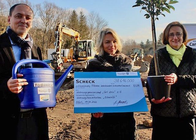 Thüringens Ministerin für Infrastruktur und Landwirtschaft, Susanna Karawanskij (m.), übergab am 14. Januar im Beisein von Jenas Bürgermeister Christian Gerlitz, den Fördermittelbescheid an Iris Hippauf, Vorstandsmitglied der Wohnungsgenossenschaft Carl Zeiss eG.