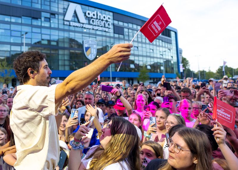 Max Giesinger nahm sich die Zeit, von der Bühne zu kommen und Selfies mit seinen Fans zu machen.