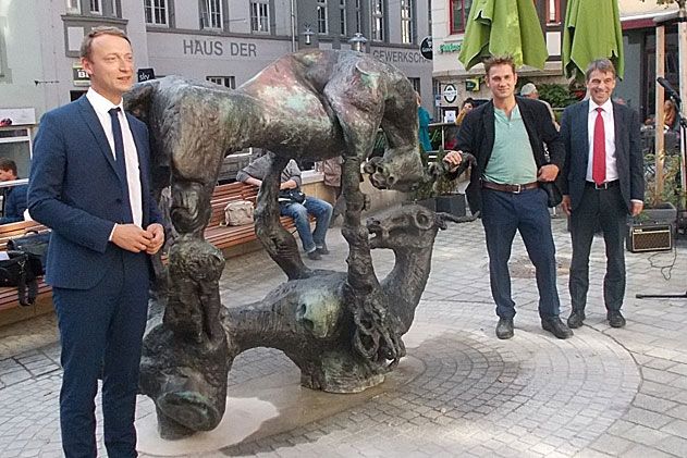 OB Albrecht Schröter (r.) und Stadtentwicklungsdezernent Denis Peisker (l.) enthüllten in Anwesenheit des Künstlers Hermann Grüneberg (m.) heute die Stierplastik „Spiegelbild“ auf dem Johannisplatz.