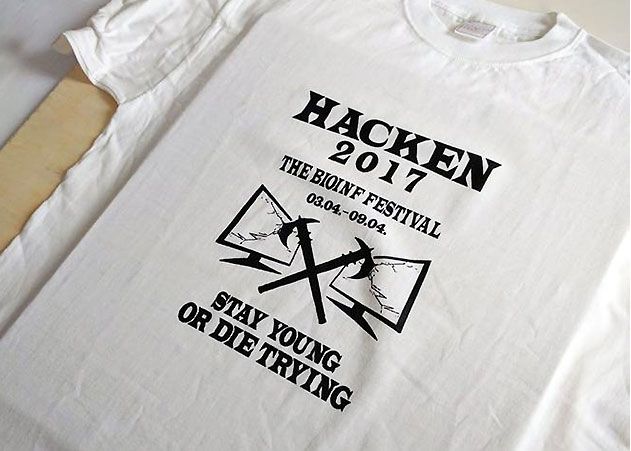 Beim HACKEN 2017 an der Universität Jena wird zum Altern geforscht. Zusätzlich werden den teilnehmenden Bioinformatikern Festivalelemente wie T-Shirt-Siebdruck mit dem Logo der Veranstaltung geboten.