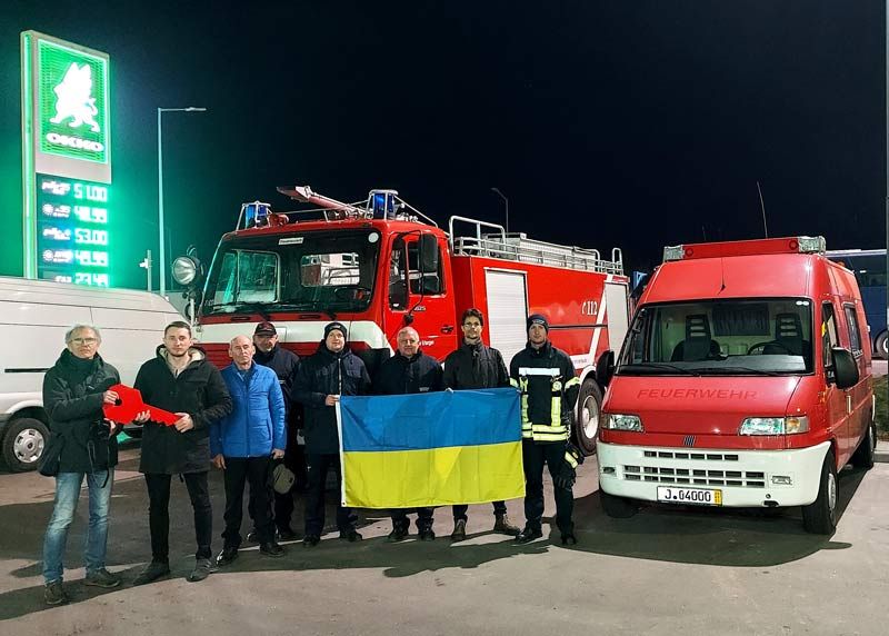 Mitglieder der Stadtverwaltungen Jena und Erlangen übergeben die Feuerwehr-Fahrzeuge an die Partner aus Brovary.