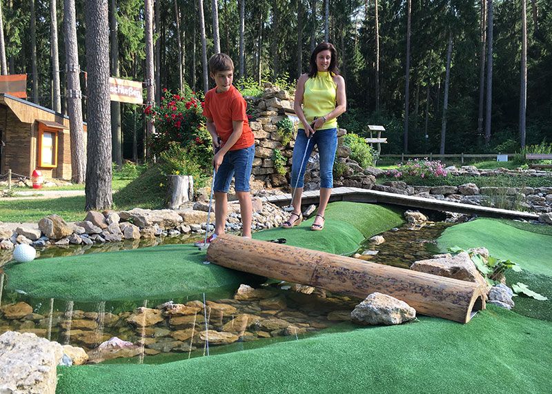 Warum nicht mit Mutti eine Runde Golf spielen? Beim Adventure Golf  fühlt man sich wie die Profis.