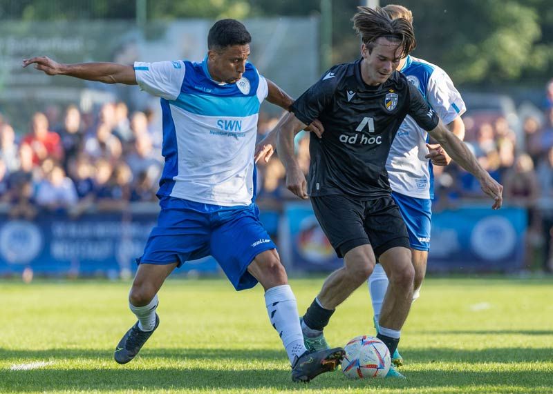 Jenas Elias Löder (r.) trifft auch im Pokal für seine Zeiss-Elf.