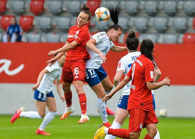 Jenas Spielerin Lisa Seiler (re.) und die Münchnerin Lina Magull im Kopfballduell.