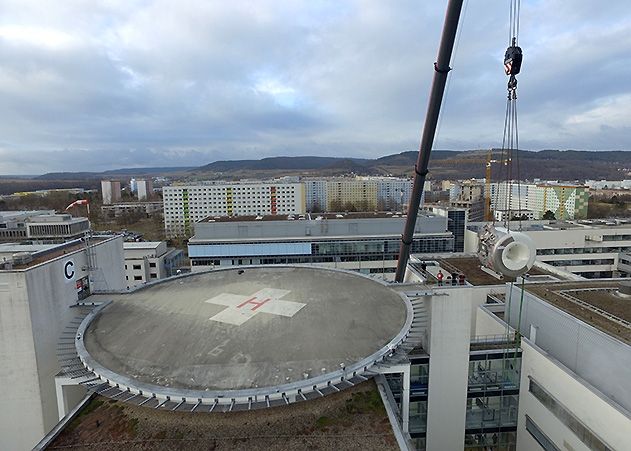 Die neuen MRT-Geräte schwebten mehr als 20 Meter hoch – unter anderem auch über dem Hubschrauberlandeplatz –  bevor sie zu ihrem finalen Standplatz im Institut für Diagnostische und Interventionelle Radiologie am UKJ gelangt sind.
