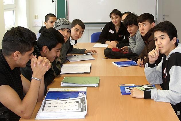 Deutschlehrerin Barno Mirzaeva mit ihren Schülern im Clearinghaus Schöngleina. Hier werden aktuell 26 minderjährige Flüchtlinge betreut.