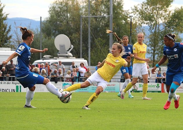 Im Zweikampf Jenas Annika Graser (re.) mit der Sanderin Dominique Bruinenberg.