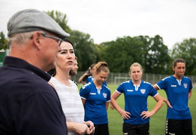 Die Präsidentin des FF USV Jena, Prof. Dr. Heike Kraußlach (2.v.l.), hat aus gesundheitlichen Gründen ihren Rücktritt erklärt.