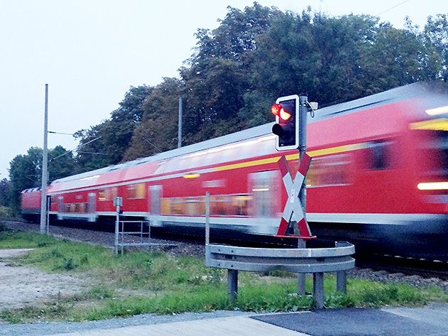 Ein Mann rannte am Donnerstag nackt durch die Wagen einer Regionalbahn nach Jena.