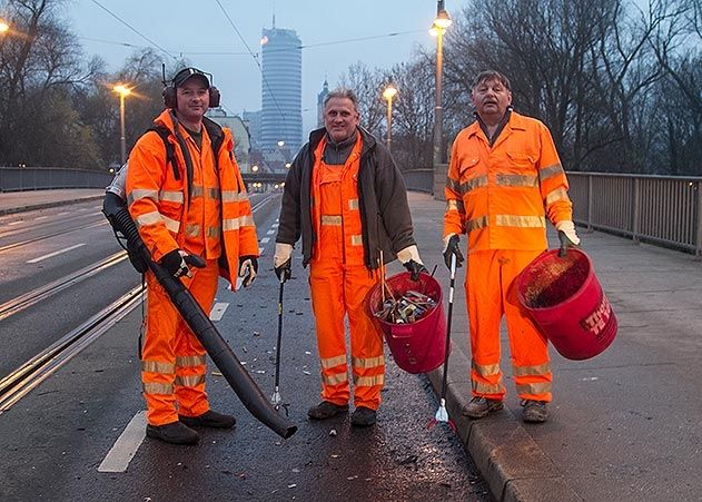 Auf der Camsdorfer Brücke hatten die KSJ-Mitarbeiter Marcus Lemser (li.), Jan Müller und Bernhardt Müller (re.) seit den frühen Morgenstunden zu tun, den Silvestermüll zu beseitigen.