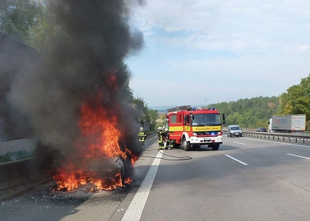 Feuerwehreinsatz auf der A4: Ein Auto brennt aus.
