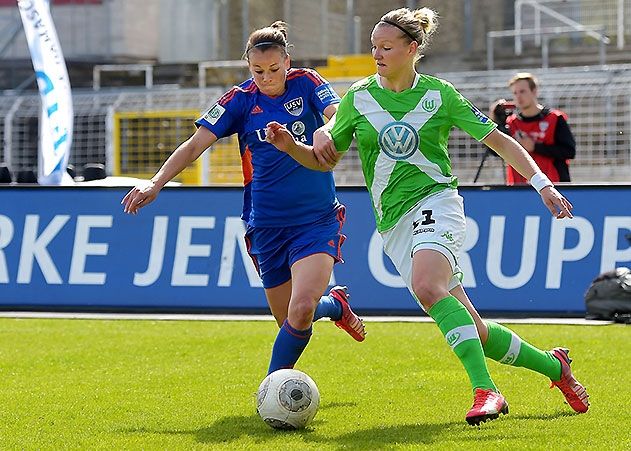 Die Jenaerin Ria Percival (links) gegen die Wolfsburgerin Alexandra Popp beim Allianz-Frauenfussball-Bundesliga-Spiel FF USV Jena gegen VfL Wolfsburg im Ernst-Abbe-Sportfeld.