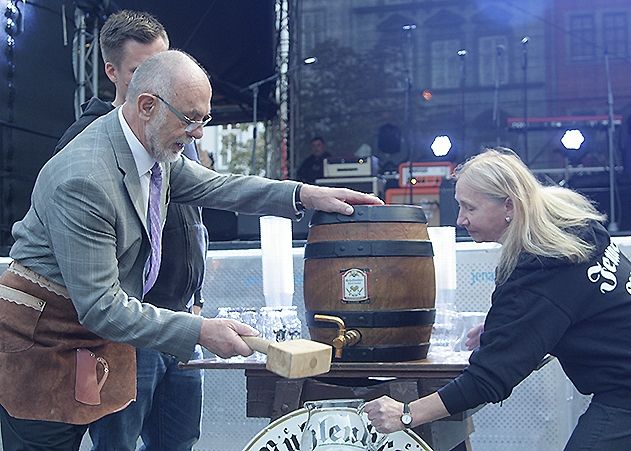 Mit zwei Schlägen zapfte Bürgermeister Frank Schenker das traditionelle Bierfass zur Eröffnung des Altstadtfestes an.