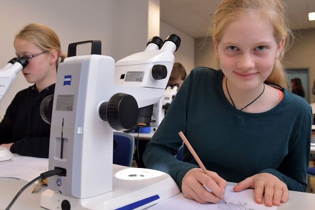 Kindertag der Mikroskopie: Anna Pauline Lüllmann aus der Klasse 7a der Montessorischule in Jena beim Mikroskopieunterricht im Unternehmen.