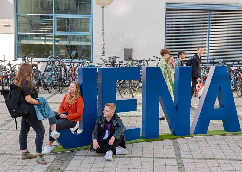 Studenten auf dem Abbe-Campus der Universität Jena.