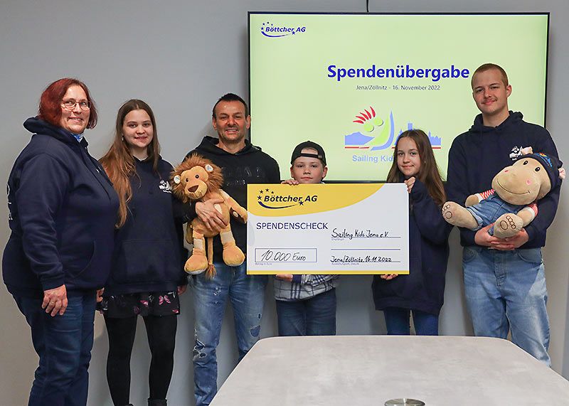 Firmenchef Udo Böttcher übergibt den Spendenscheck an den Verein Sailing Kids Jena e.V.
