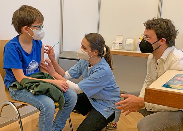 Unter Aufsicht des Arztes Cornelius Golembiewski erhält der 11-jährige Junge seine erste Corona-Impfung mit dem Impfstoff von Pfizer-BioNTech.