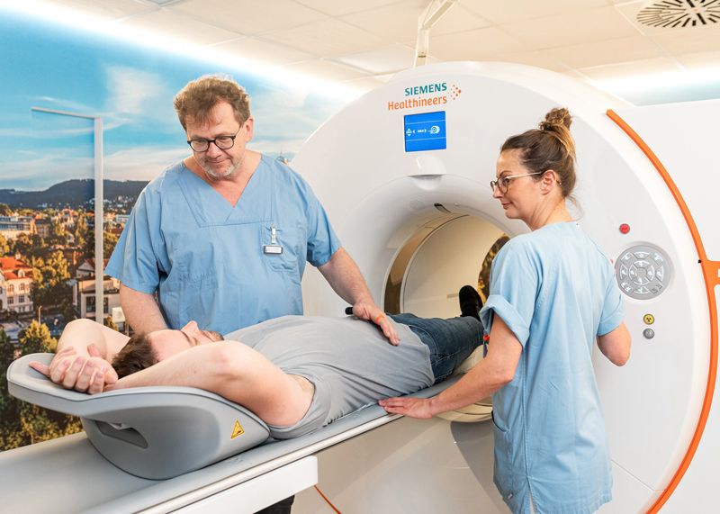 Prof. Dr. Martin Freesmeyer (l.) und die leitende MTA Ivonne Reißmann arbeiten in der Klinik für Nuklearmedizin des UKJ mit dem ersten digitalen PET-CT in Thüringen.