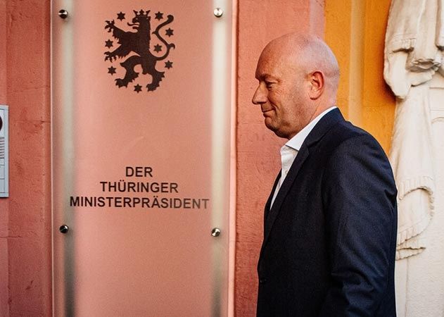 Thomas Kemmerich (FDP) am Morgen auf dem Weg in die Staatskanzlei in Erfurt als Thüringer Ministerpräsident.