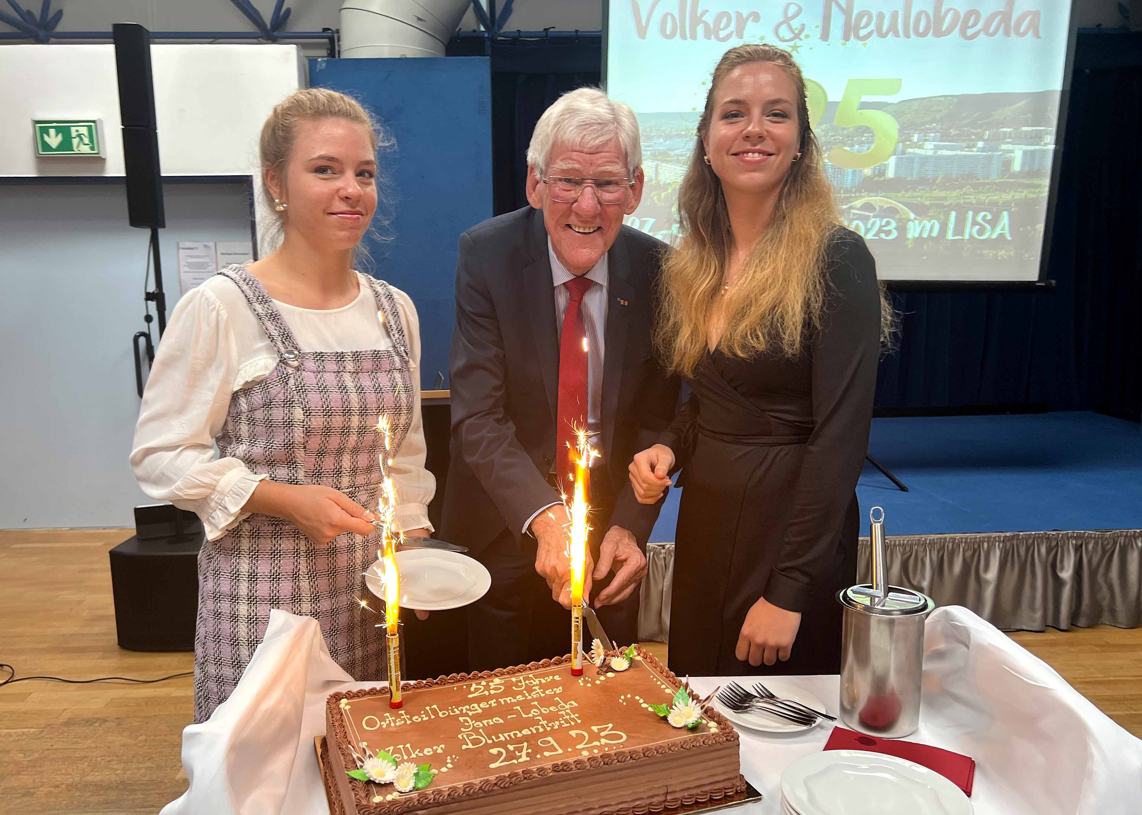 Die Jubiläumstorte schnitt Volker Blumentritt mit seinen beiden Enkelinnen Julia und Stefanie an.