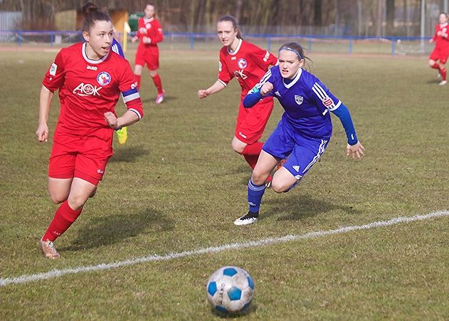 Trotz der Niederlage bleibt U17-Mannschaft des FF USV Jena vorerst Tabellenführer der B-Juniorinnen-Bundesliga Nord/Nordost, da auch Verfolger Werder Bremen patzte und beim Magdeburger FFC mit 0:3 verlor.