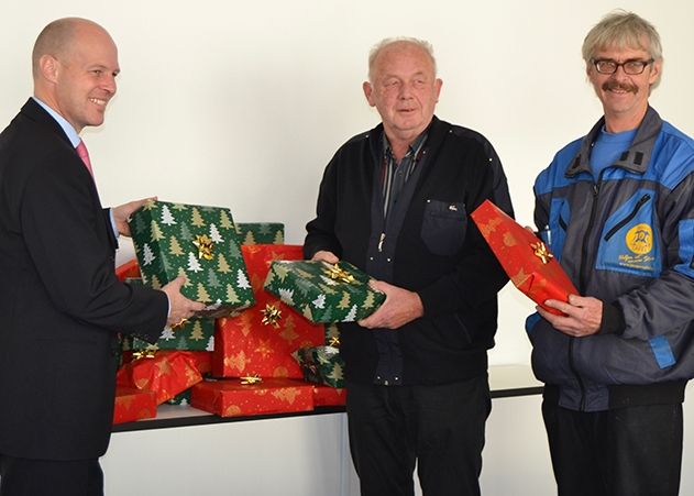 Centermanager Michael Holz (l.) übergibt die Geschenke an Tafel-Vorsitzenden Willfried Schramm (m.) und Mitarbeiter Hartmut Kampf.