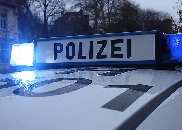 Mehrere Jugendliche haben in Jena mit Schneebällen ein Auto attackiert.