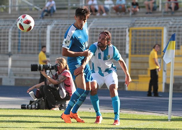 Im Duell der Jenaer Neuzugang Logan Rogerson und der Chemnitzer Santiago Aloi.