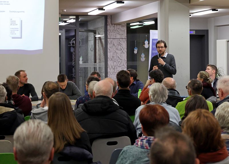 Robert Muhs vom Fachdienst Stadtplanung beantwortet Fragen der Bürgerinnen und Bürger.