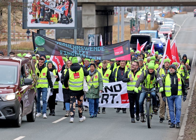 Etwa 300 Mitarbeiter des Nahverkehrs zogen mit gelben Warnwesten, Fahnen und Trillerpfeifen in die Jenaer Innenstadt.