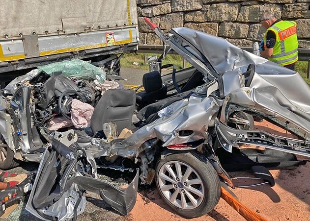 Die Fahrzeugführerin dieses Autos musste mit schwerem Gerät von der Jenaer Berufsfeuerwehr aus dem Unfallwrack befreit werden.