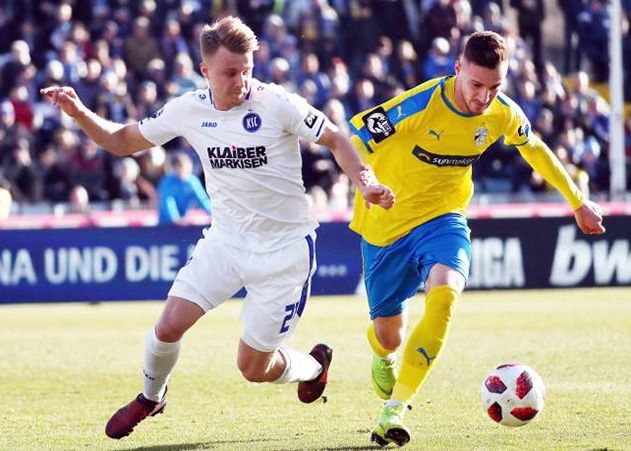 Jenas Torschütze Maximilian Wolfram (r.) im Zweikampf mit dem Karlsruher Marco Thiede.