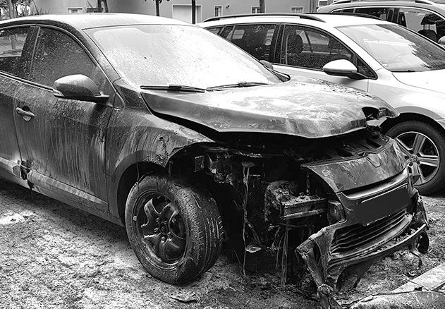 Das Bild kommt Ihnen bekannt vor? Ganz recht, denn dieses letzte Woche angezündete Auto auf einem Parkplatz neben der Aral-Tankstelle stand am Montagmorgen erneut in Flammen.