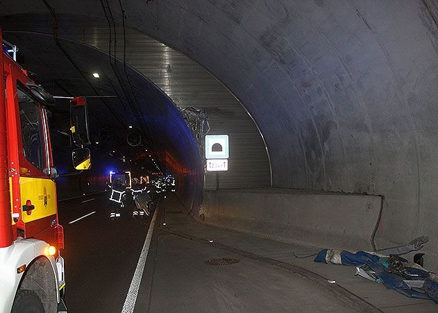 Ein 60-jähriger Lkw-Fahrer kam im Jagdbergtunnel von der Straße ab und fuhr gegen eine Wand.