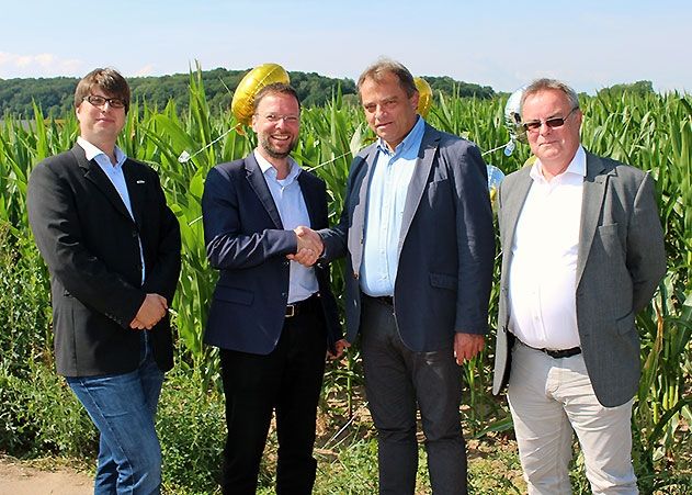 Stellten die neue Gewerbefläche in Rothenstein vor: Markus Henkenmeier (Wirtschaftsförderung Jena), Dr. Thomas Nitzsche (Oberbürgermeister Jena), Matthias Kühne (Bürgermeister Rothenstein) und Martin Pfeiffer (Geschäftsführer JenA4 GmbH) (v.l.n.r.)