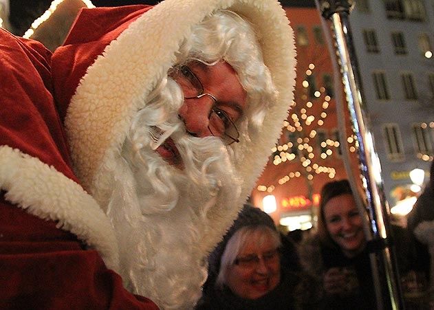 Mit Weihnachtsmann und Riesenstollen: Der Weihnachtsmarkt in Jena wurde heute eröffnet.