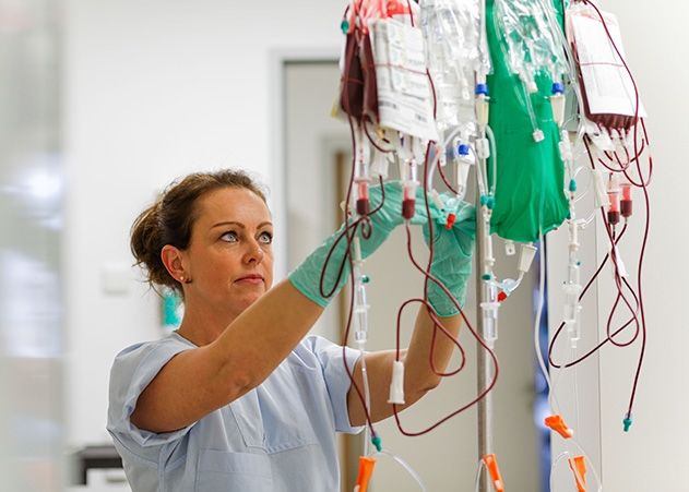 Anita Böhme, Gesundheits- und Krankenpflegerin in der Onkologie am Universitätsklinikum Jena (UKJ), kann sich keinen Arbeitsplatz vorstellen, der besser zu ihr passt.