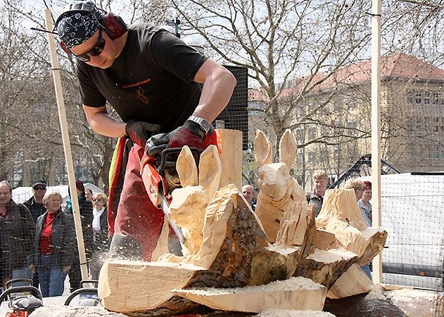 Der Thüringer Holzmarkt hat bisher auf einzigartige Weise die Verbindung zwischen traditionellem Markt und Aktionstag rund um das Holz geschaffen und ist jedes Jahr ein „hölzernes“ Erlebnis für die ganze Familie.