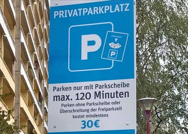 Eine neue Sensor-Technik auf dem Parkplatz am Allende-Platz registriert und meldet Parksünder.