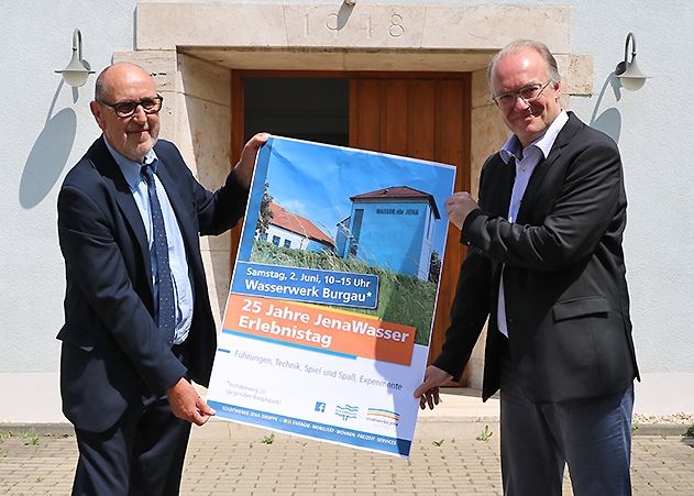 Verbandsvorsitzender Jürgen Hofmann (links im Bild) und Werkleiter Thomas Dirkes.