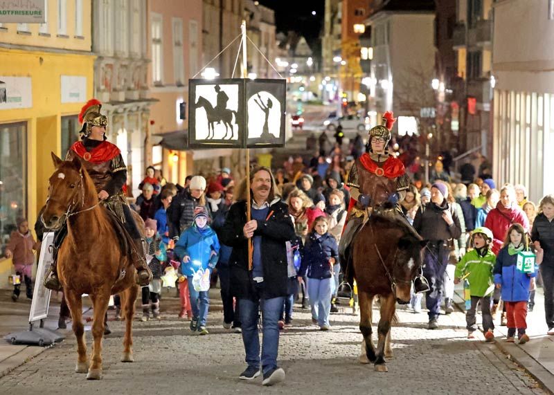 Der Laternenumzug zum Martinsfest begeisterte Kinder und Erwachsene am Freitagabend in Jena.