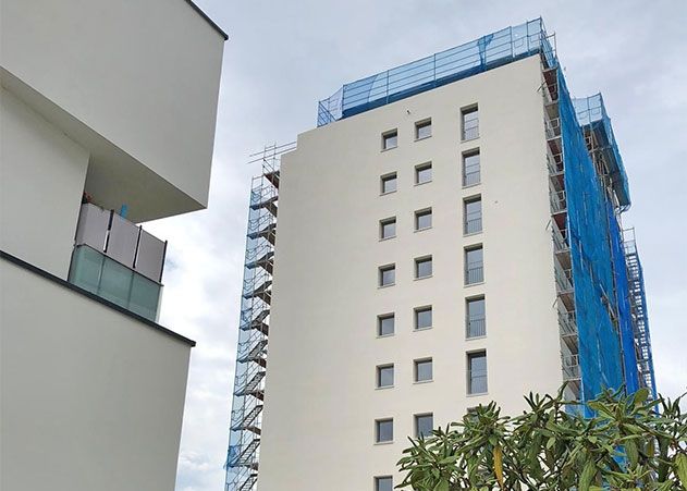 Die Arbeiten an der Außenfassade des Hochhauses in der Schützenhofstraße 91 neigen sich schon langsam dem Ende zu. Aktuell werden die Balkonbrüstungen montiert.