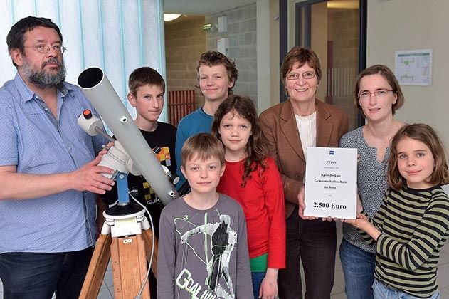 Dr. Sandra Schwabe (2. v. rechts), stellvertretende Schulleiterin der Kaleidoskop Gemeinschaftsschule, Gudrun Vogel (3. v. rechts), Pressesprecherin von ZEISS in Jena, Stefan Kratochwil (ganz links), Physik- und Astronomielehrer an der Schule und Schüler der Physik AG „Experimentarium“ bei der Übergabe des Teleskops.