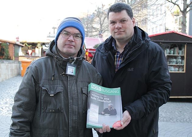 Mit einer originellen Idee unterstützt der Jenaer Unternehmer Falk Buchmann (r.) Holger Weiß (l.) und dessen Verkäufer-Kollegen von der Jenaer Straßenzeitung NOTausgang.