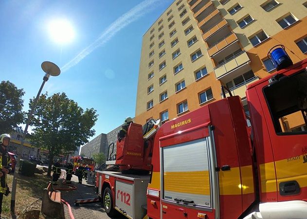 Feuerwehr im Großeinsatz: Am Dienstagvormittag kam es zu einem Küchenbrand im achten Obergeschoss in der Karl-Marx-Allee.