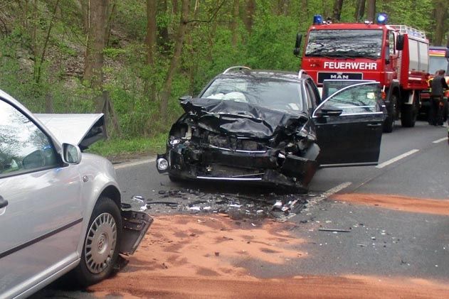 Nach einem Verkehrsunfall auf der B7 bei Jena sind die Insassen teils schwer verletzt.