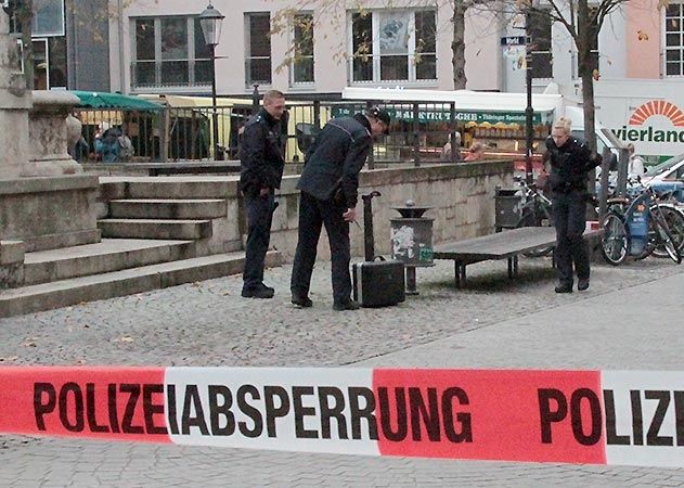 Wieder sorgte ein herrenloses Gepäckstück für Bombenalarm in Jena. Trotz der drohenden Gefahr konnte das närrische Treiben bis zum Abbruch 11:40 Uhr stattfinden.