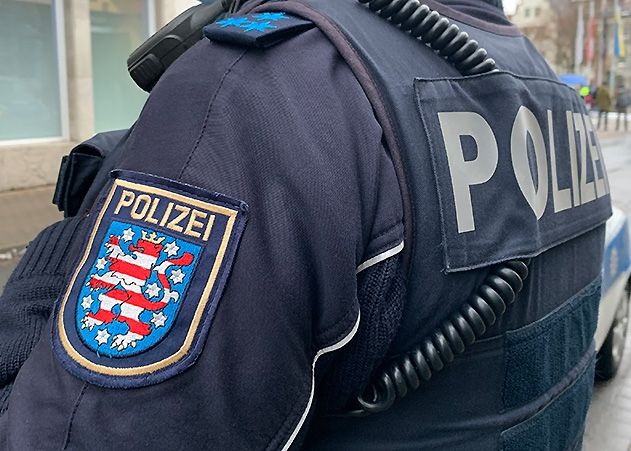 Mitarbeiter mit Flasche attackiert: Ein Mann flüchtete sich in sein Auto, nachdem ihm der Ladenzutritt verweigert wurde.