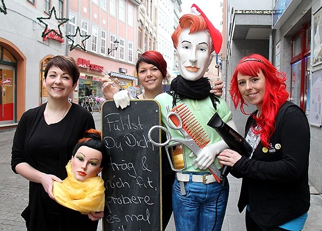 Freude bei der Arbeit: Stephanie Caoie,Frisörin Stephanie Hertwig und Salonchefin Nadine Schmidt.