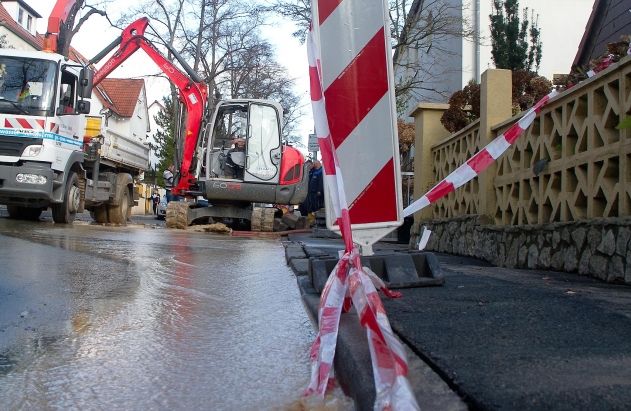 Rund 3000 Haushalte in Jena-Nord sind derzeit ohne Wasser. Grund ist eine gebrochene Hauptwasserleitung in der Schützenhofstraße.
